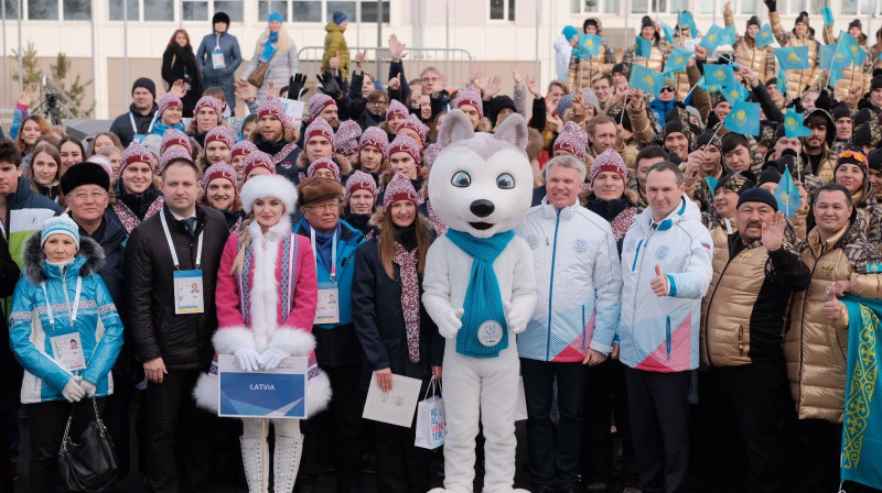 Latvijas delegācija kopā ar Krievijas sporta ministru Pāvelu Kolobkovu karoga pacelšanas laikā Universiādes atlētu ciematā. Organizatoru foto