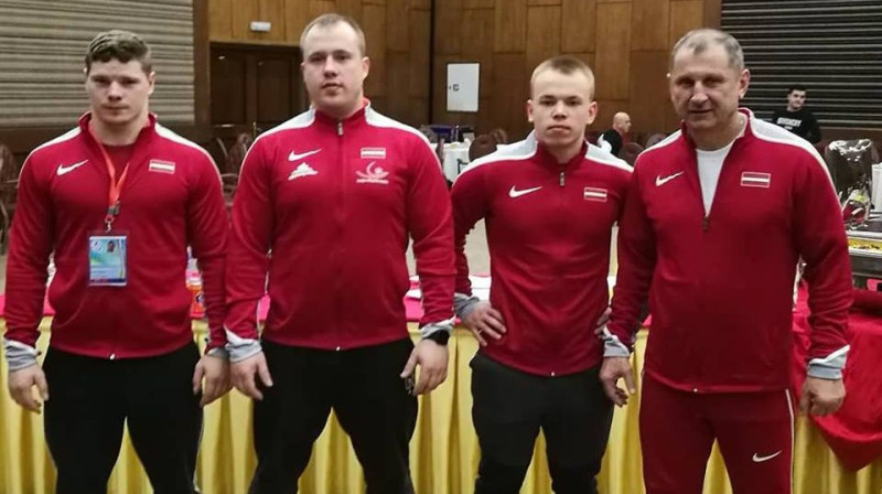Vadims Koževņikovs, Artūrs Plēsnieks, Ritvars Suharevs un treneris Eduards Andruškevičs Teherānā