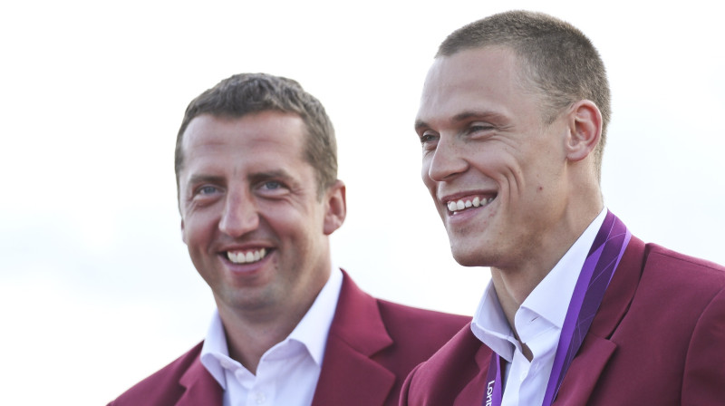 Ivo Lakučs (pa kreisi) kopā ar Māri Štrombergu pēc Londonas olimpiskajām spēlēm. Foto: Emīls Desjatņikovs/f64