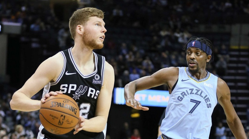 Dāvis Bertāns un "Memphis Grizzlies" spēlētājs Džastins Holidejs. Foto: USA Today/Scanpix