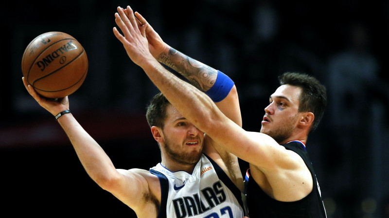 Danilo Galināri pret Luku Dončiču. Foto: AP/Scanpix