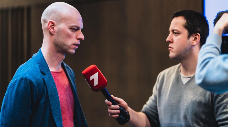 Vladimirs Žavoronkovs sniedza interviju arī sabiedriskajai televīzijai. Foto: Jānis Pinkulis