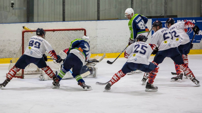 Sērijas pirmajā mačā "Prizmas" vārtsargs Jānis Auziņš atvairīja 55 metienus, bet "Mogo" uzbrucējs Rihards Marenis guva vārtus un atdeva piespēli. Foto: "Optibet" hokeja līga