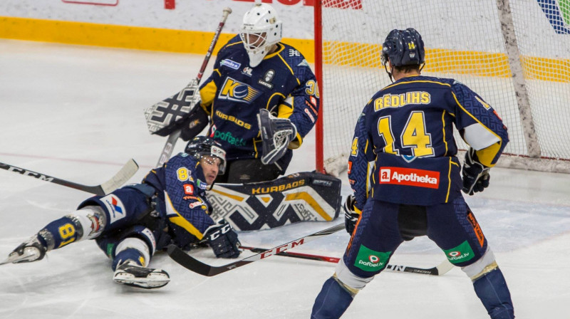 Uldis Čalpa ar laukuma spēlētāju palīdzību ķer visu, kas lido viņa sargāto vārtu virzienā. Foto: "Optibet" hokeja līga