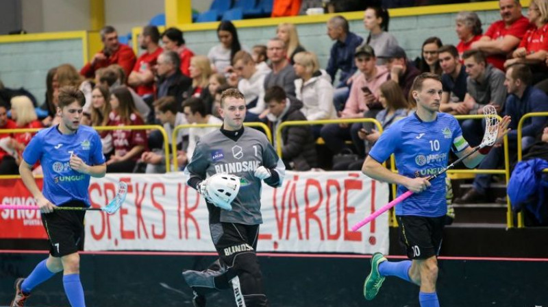 "Pārgaujas" kapteiņa Mārtiņa Rajecka pēcspēles intervijā pēc otrā mača varēja dzirdēt, ka ne visi komandas biedri pirmajās spēlēs bija pilnībā koncentrējušies
Foto: Floorball.lv