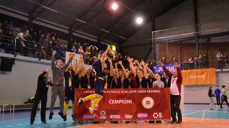 "LDz Cargo"/DFA komanda Kuldīgā priecājas par triumfu Latvijas kausa finālā. Foto: Latvijas Telpu futbola asociācija