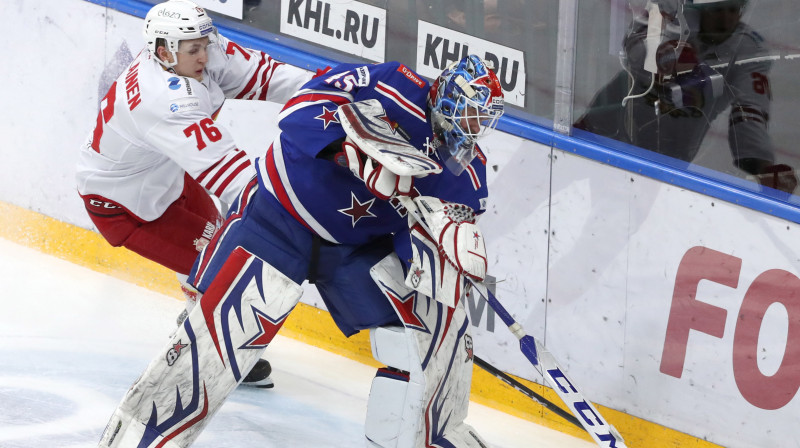 Kristians Vesalainens cīņā ar SKA vārtsargu Magnusu Helbergu
Foto: Alexander Demianchuk/TASS