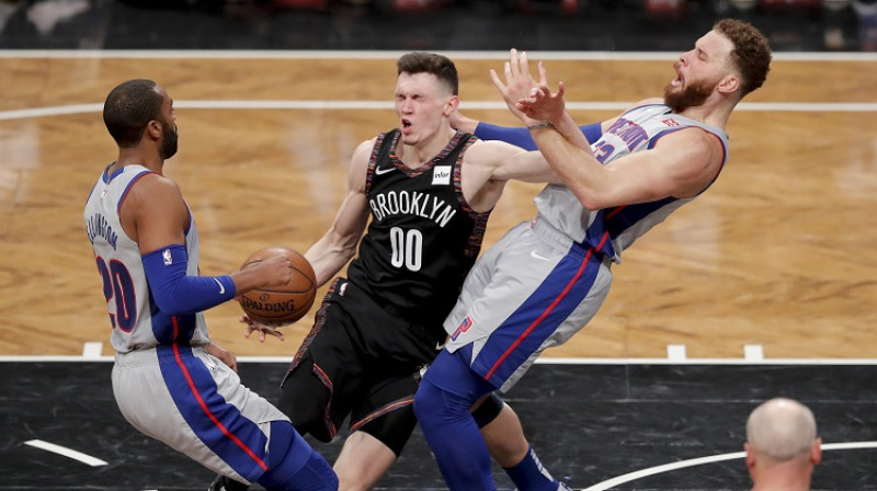 Rodions Kurucs 11. martā dodas garām Detroitas "Pistons" uzbrucējam Bleikam Grifinam. Foto: AP/Scanpix
