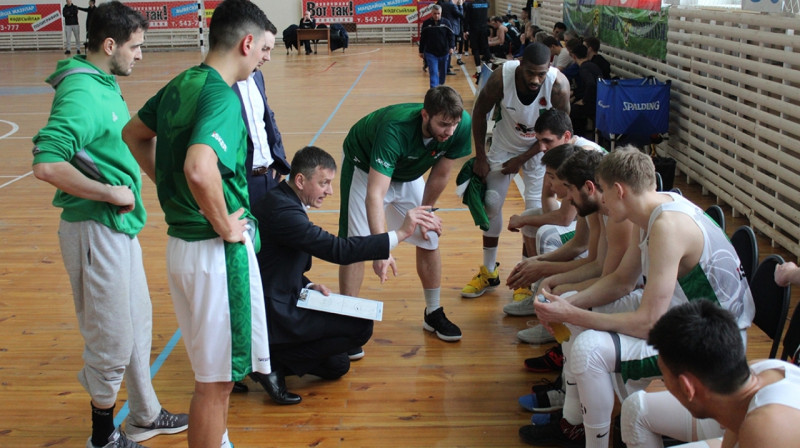 Arnis Vecvagars dod norādījumus komandai. Foto: www.nbf.kz