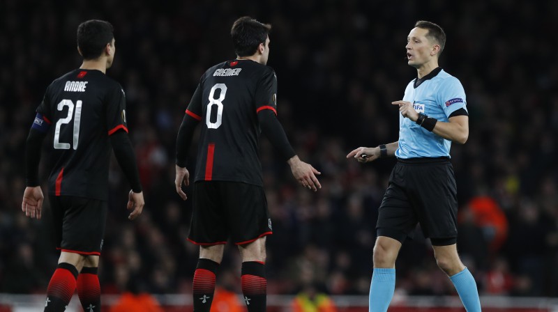 Klemāns Grenjē (Nr. 8) centās izprasīt Aleksandram Lakazetam otro brīdinājumu, bet dzelteno kartīti no Andra Treimaņa saņēma pats. Foto: AP/Scanpix