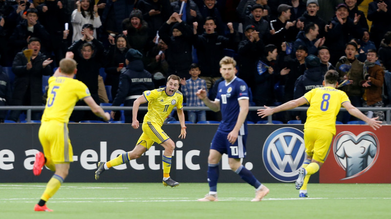 Kazahstānas izlases futbolisti svin vārtu guvumu. Foto: Alexei Filippov/Reuters/Scanpix