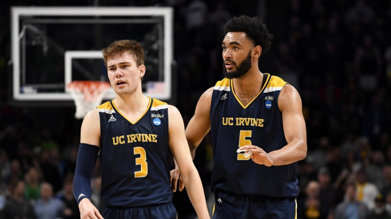 "UC Irvine" aizsargs Roberts Kārtraits un uzbrucējs Džonatans Gallovejs 2019. gada 22. martā: 42 sezonas pirmajā divīzijā, pirmā uzvara NCAA čempionāta spēlē. Foto: USA Today/Scanpix