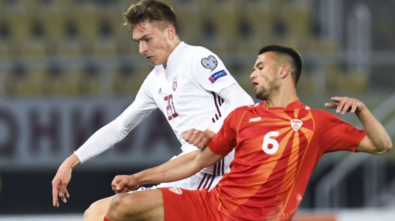 Roberts Uldriķis spēlē pret Ziemeļmaķedoniju. Foto: EPA/Scanpix