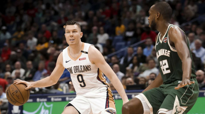 Dairis Bertāns pret Krisu Midltonu un Milvoki "Bucks". Foto: USA TODAY Sports/Scanpix