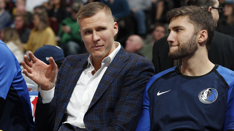 Kristaps Porziņģis uz Dalasas "Mavericks" soliņa spēles laikā pret Denveras "Nuggets". Foto: AP/Scanpix