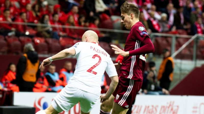 Polijas izlases aizsargs Mihals Pazdans pret Robertu Uldriķi. Foto: LFF