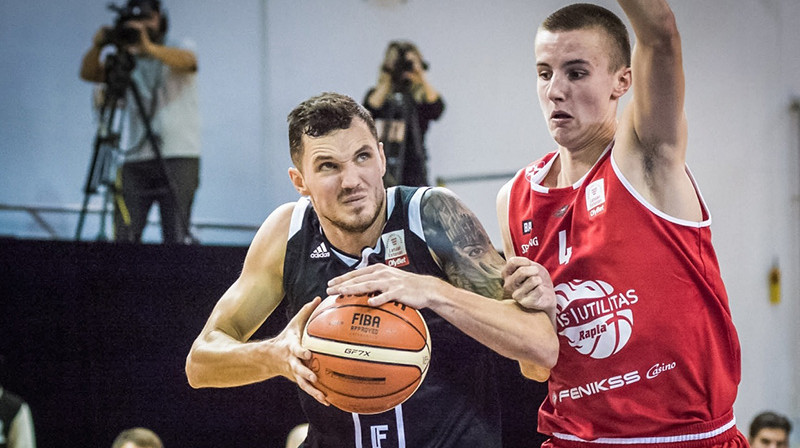 Andris Misters uzbrukumā pret Mareku Rūtu. Foto: Māris Greidāns