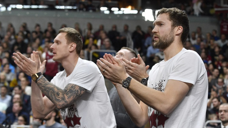 Jānis Timma un Jānis Strēlnieks 2019. gada 22. februārī Rīgas arēnā sekoja spēlei pret Spāniju. Foto: Romāns Kokšarovs, f64