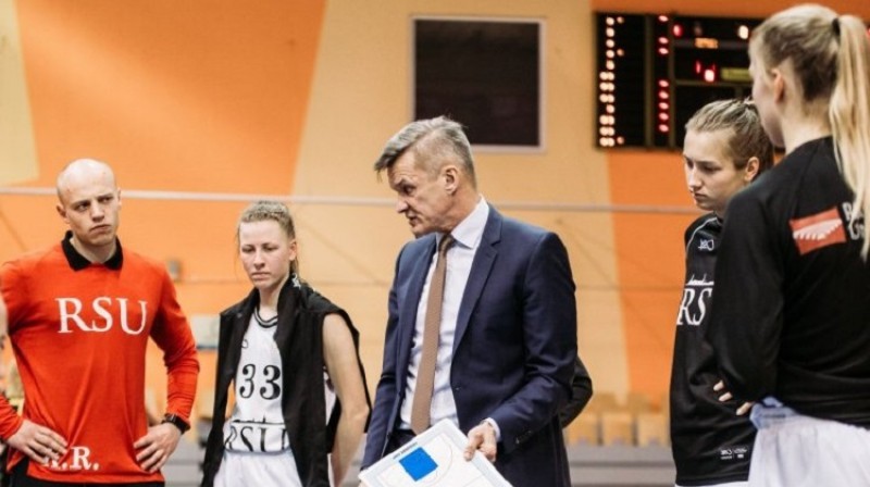 Aivars Vīnbergs un RSU basketbolistes: teicama regulārā sezona un pieticīgākas sekmes "play-off" spēlēs. Foto: Sandijs Leicis