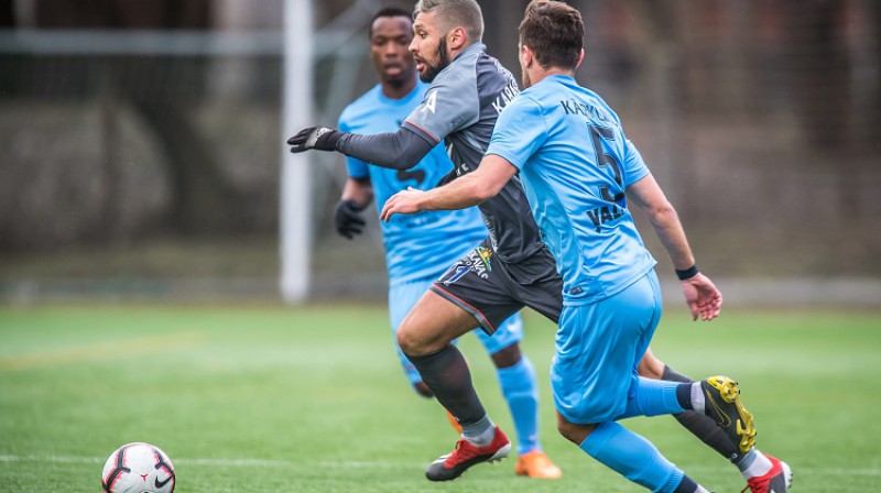 Valmieras futbolisti mēģina panākt Artūru Karašausku. Foto: Zigismunds Zālmanis, "Riga" FC.