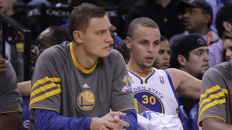 Andris Biedriņš un Stefens Karijs 2012. gadā. Foto: AP/Scanpix