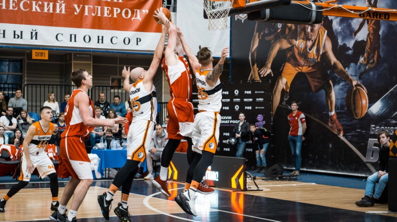 Artjoms Butjankovs (nr. 26) aizsardzībā. Foto: http://bkburevestnik.ru
