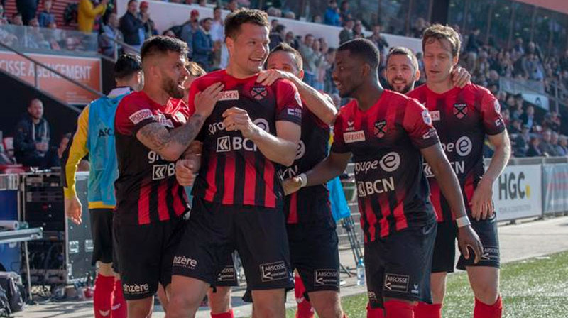 Mārcis Ošs komandas biedru ielenkumā pēc saviem pirmajiem vārtiem Šveices Superlīgā. Foto: xamax.ch