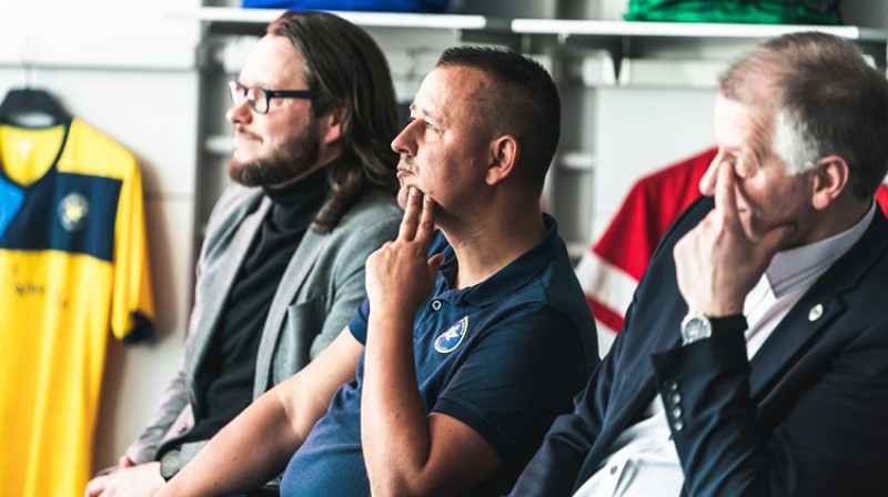 No kreisās: "Tukums 2000" prezidents Verners Akimovs un divi kungi, kuriem smiekli par Rīgas futbola infrastruktūru nenāk - Jānis Engelis ("Super Nova") un Olafs Pulks ("Alberts"). Foto:...