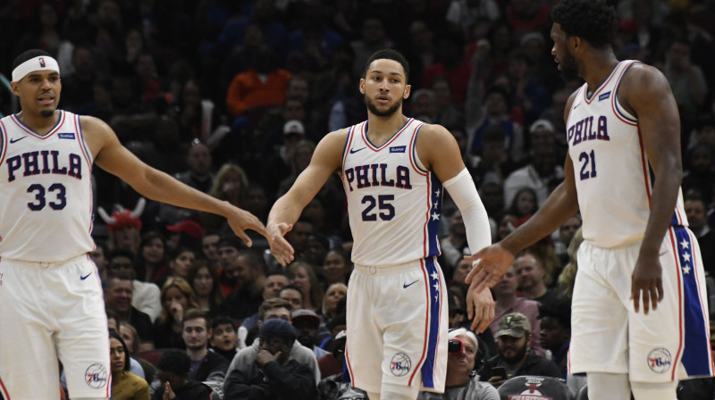 Filadelfijas "76ers" basketbolisti Tobiass Heriss (no kreisās), Bens Simonss un Džoels Embīds. Foto: AP/Scanpix