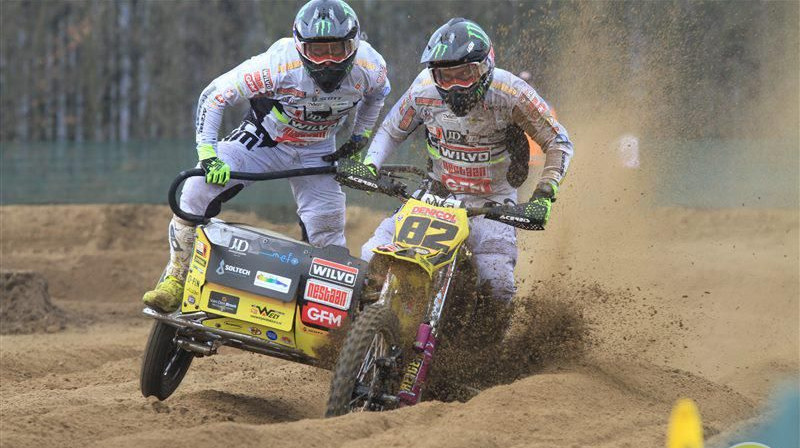 Etjēns Bakss un Kaspars Stupelis. Foto: Sidecarcross.be