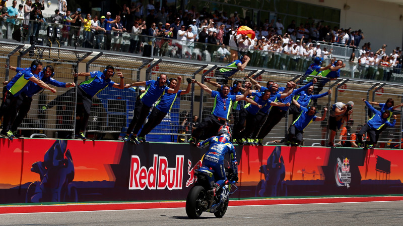 ''Suzuki Ecstar'' komanda sagaida savu varoni Aleksu Rinu finišā. Foto: AP/Scanpix