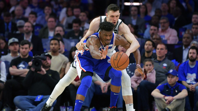 Rodions Kurucs un Džimijs Batlers. Foto: AFP/Scanpix
