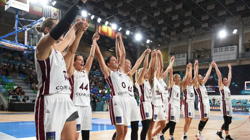 Latvijas sieviešu basketbola valstsvienība. Foto: Romāns Kokšarovs, f64