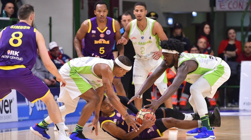 Cīņa par bumbu spēlē starp "Dynamo" un "Holon". Foto: FIBA
