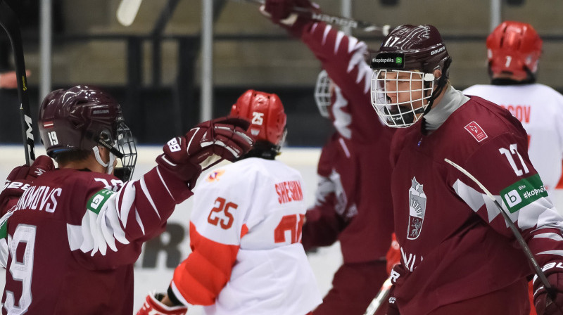 Raivis Ansons (pa labi). Foto: IIHF