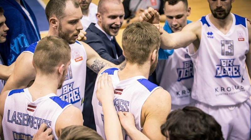 Artūrs Visockis-Rubenis un Ogres basketbolisti. Foto: BK Ogre