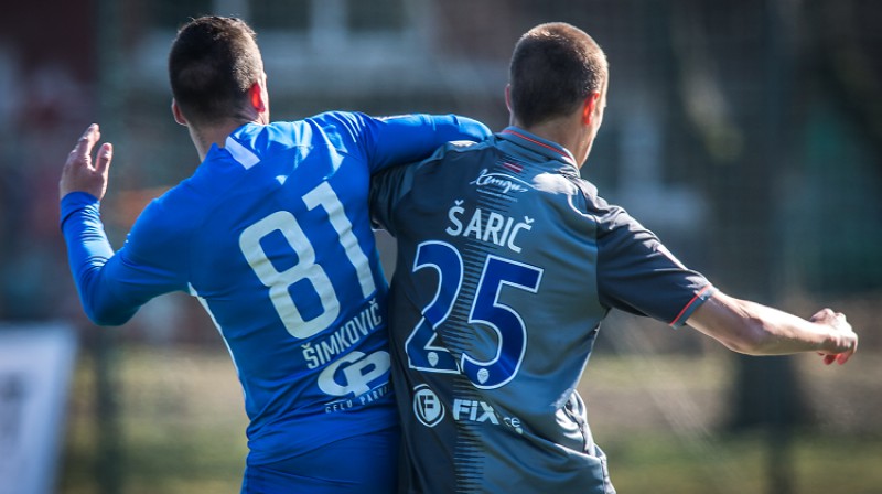 Šimkovičs pret Šāriču Rīgas derbijā. Tas bija līderu duelis un pirmo kauju uzvarēja RFS. Foto: Zigismunds Zālmanis (Riga FC)