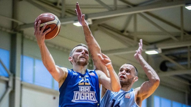 Edgars Lasenbergs pret Lauri Blauu. Foto: BK "Ogre"