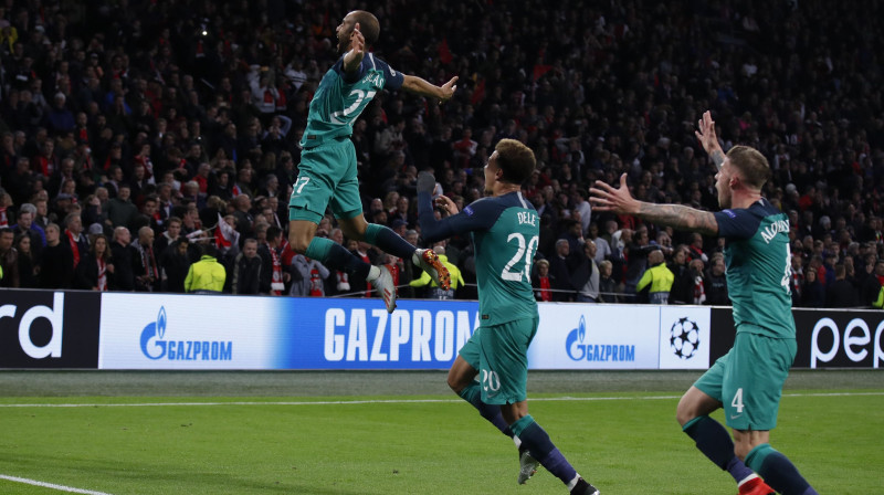 Lukass Moura un komandas biedri priecājas par izšķirošo vārtu guvumu. Foto: Sportimage/PA Images/Scanpix