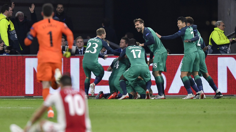 "Tottenham" futbolistu svētki. Foto: AP/Scanpix