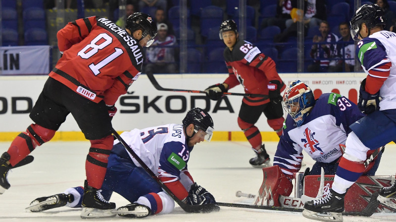 Cīņa pie Lielbritānijas izlases vārtiem. Foto: AFP/Scanpix
