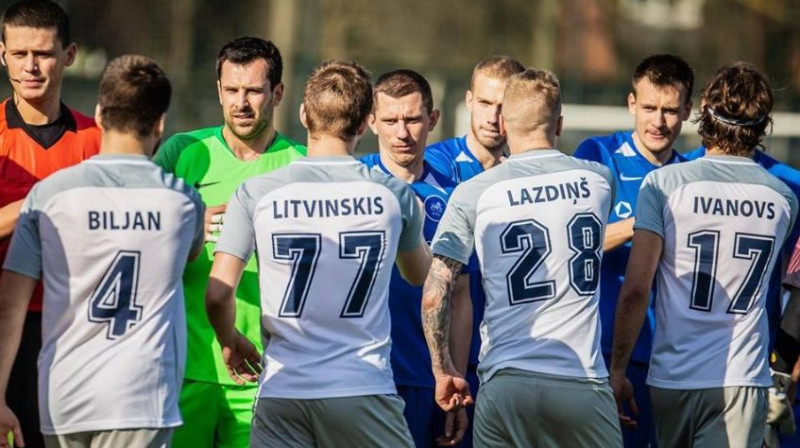 Rokas spiež RFS un "Jelgavas" komandas. Foto: Kaspars Volonts