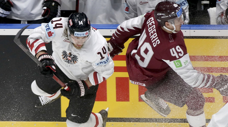 Patriks Pēters pēc spēka paņēmiena pret Emīlu Ģēģeri. Foto: AP/Scanpix