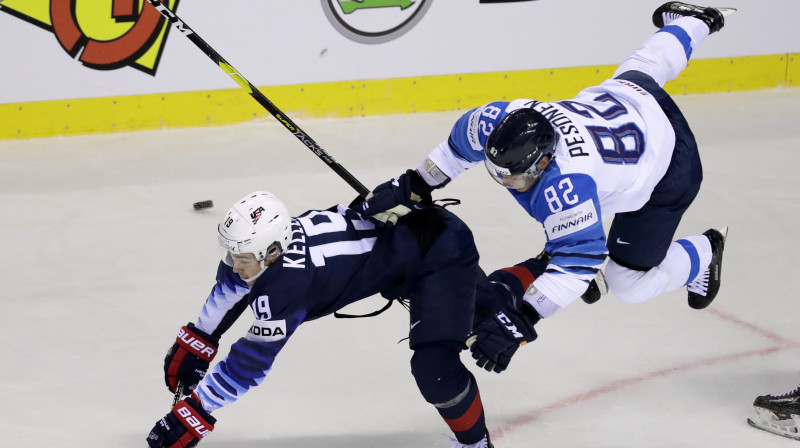 ASV un Somijas izlases hokejistu divcīņa. Foto: Reuters/Scanpix
