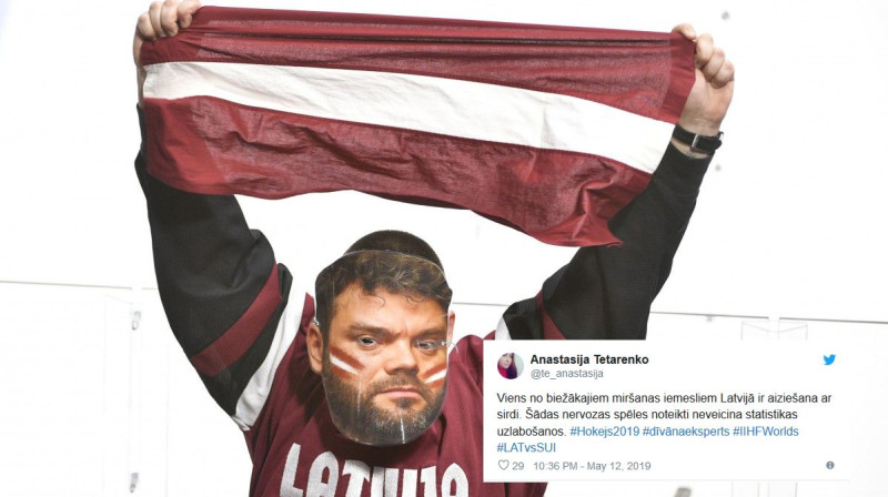 Līdzjutējs atbalsta Latvijas hokeja izlasi Slovākijā. Foto: Romāns Kokšarovs/f64