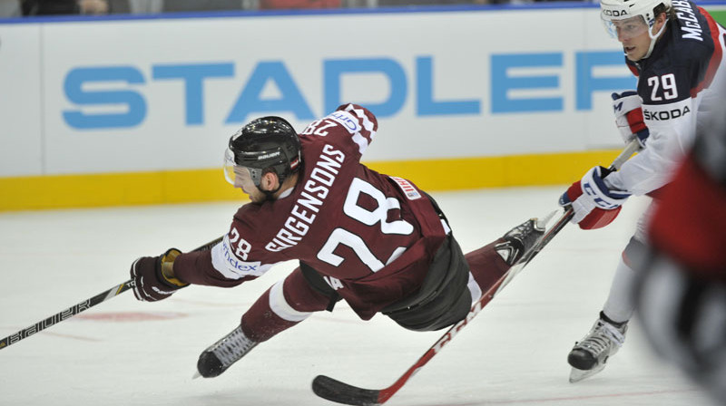 Zemgus Girgensons kritienā pārspēj 2011. gada Stenlija kausa ieguvēju Timu Tomasu un panāk 5:4. Foto: Romāns Kokšarovs/f64