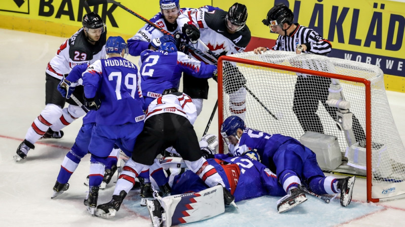 Epizode no Slovākijas un Kanādas spēles. Foto: EPA/Scanpix
