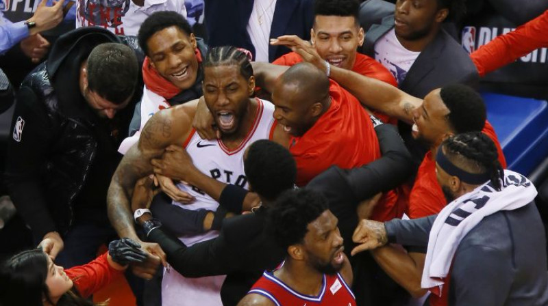 Kavai Lenards mirkli pēc dramatiskā uzvaras metiena. Foto: USA Today Sports/Scanpix