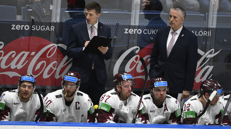 Aldis Āboliņš pie Boba Hārtlija labās rokas uz Latvijas izlases soliņa pasaules čempionātā Bratislavā. Foto: Romāns Kokšarovs/f64