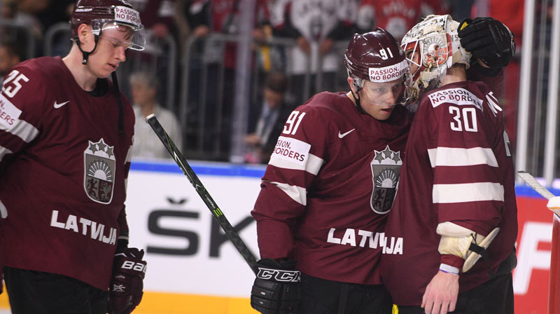 Elvis Merzļikins pēc zaudējuma Zviedrijai iečukst ausī savam draugam un komandas biedram Ronaldam Ķēniņam. Foto: Romāns Kokšarovs/f64